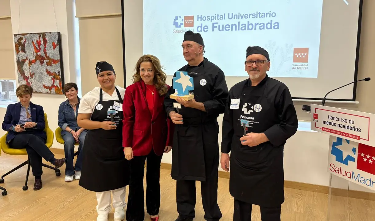 La consejera F&aacute;tima Matute, entrega el premio Estrella Princesa a los cocineros del Hospital de Fuenlabrada