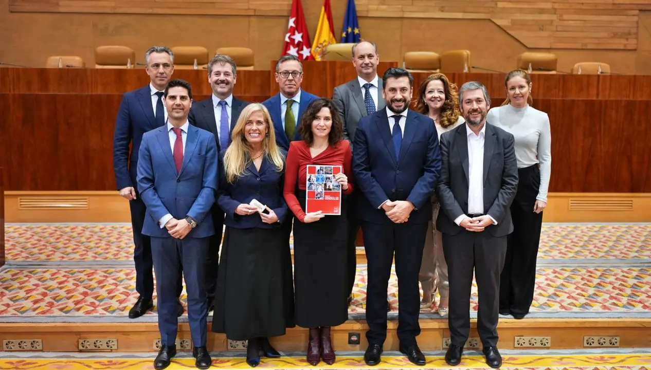 La presidenta de la Comunidad, D&iacute;az Ayuso, junto con el resto de consejeros/as tras la aprobaci&oacute;n de los presupuestos 2026 | CAM
