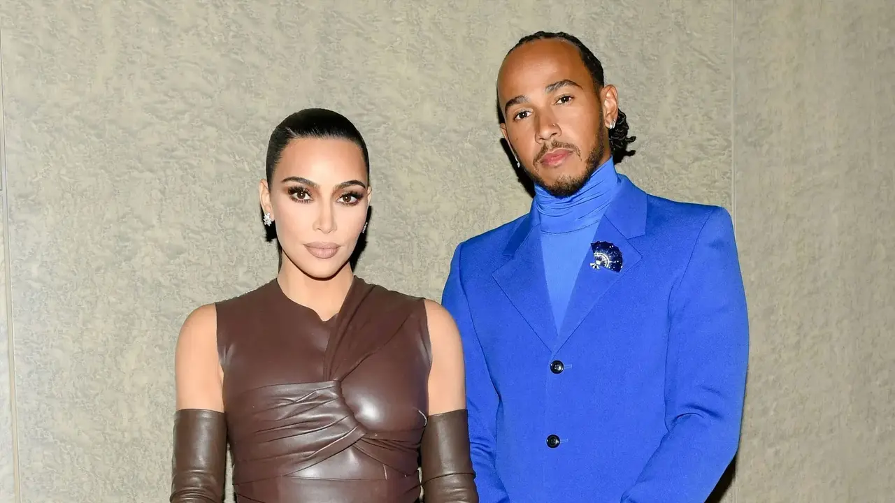 Kim Kardashian (izq.) y Lewis Hamilton (der.) en un evento | GETTY