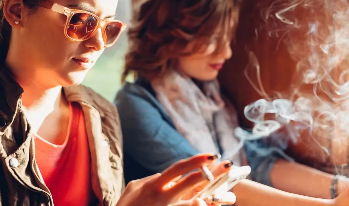 Adolescentes fumando | Imagen de: Stonewater Recovery
