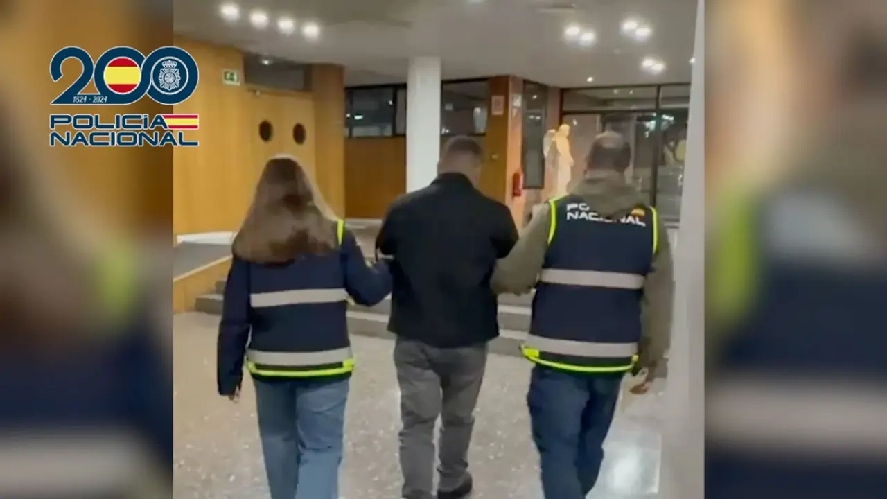 Uno de los detenidos escoltado por la Polic&iacute;a Nacional | CNP
