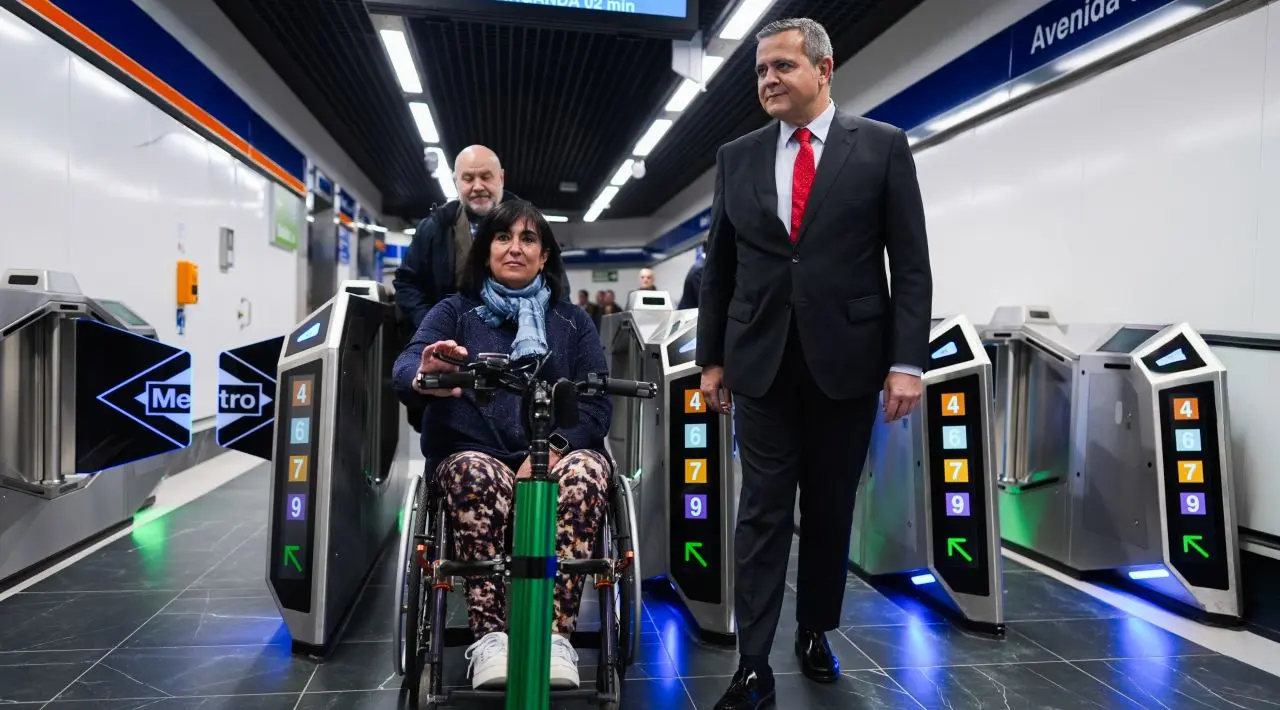 El consejero de Vivienda, Transportes e Infraestructuras, Jorge Rodrigo en la estaci&oacute;n reformada del metro Avda. de Am&eacute;rica en Madrid | CAM