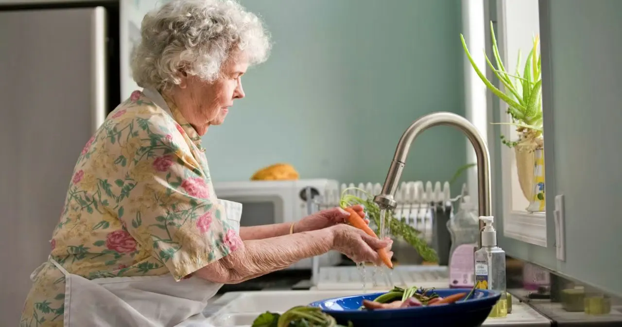 Mujer lavando verduras | unplash.com