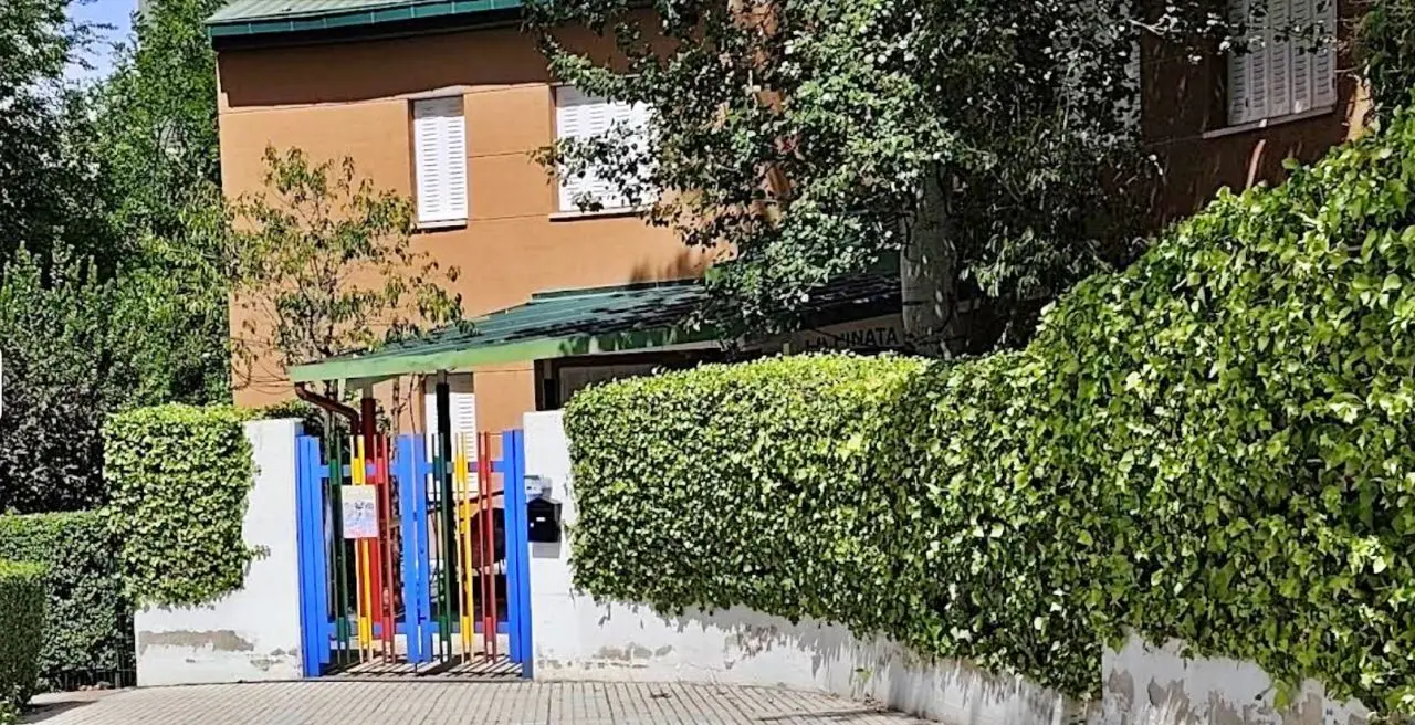 Entrada a la escuela infantil 'La Pi&ntilde;ata' en Fuenlabrada