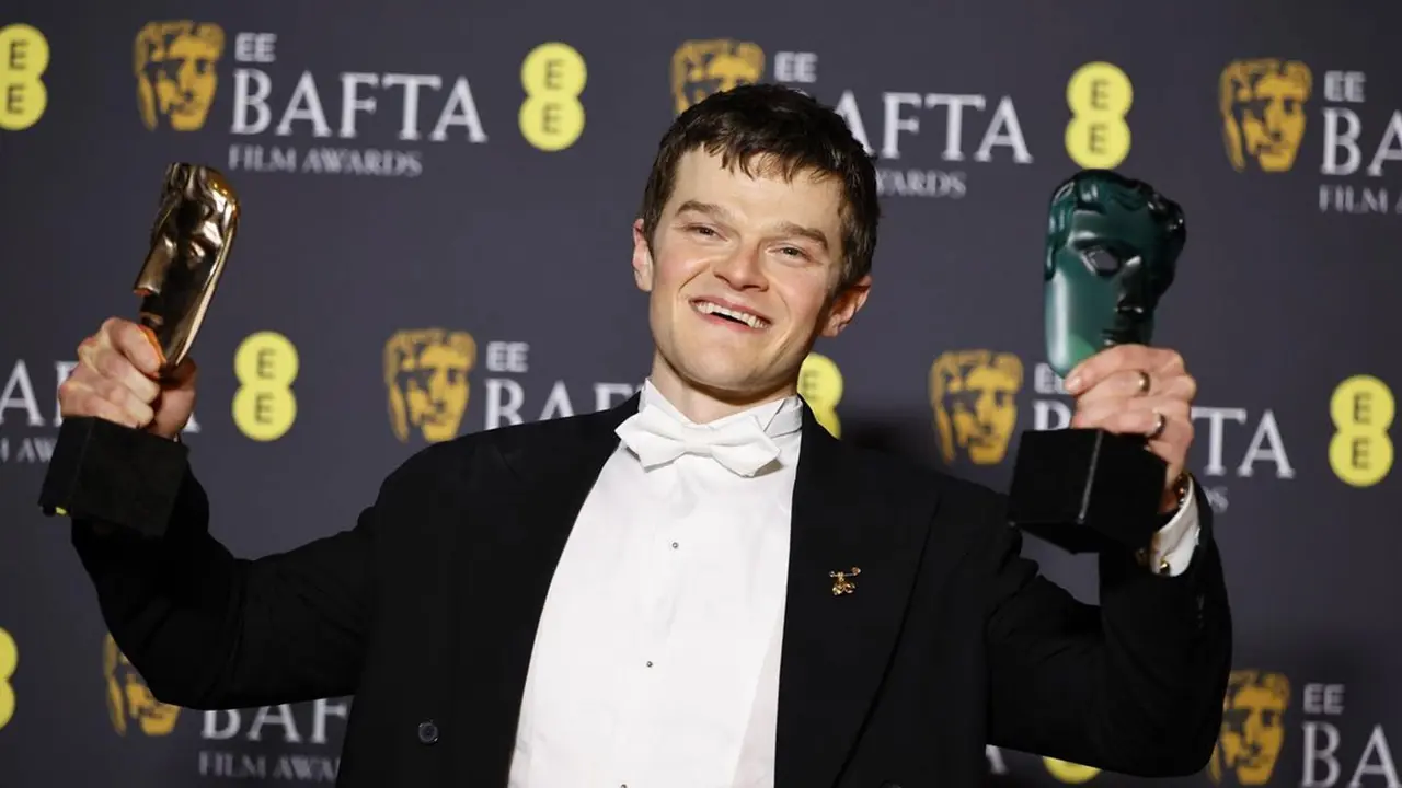 Robert Aramayo con su premio BAFTA | EFE
