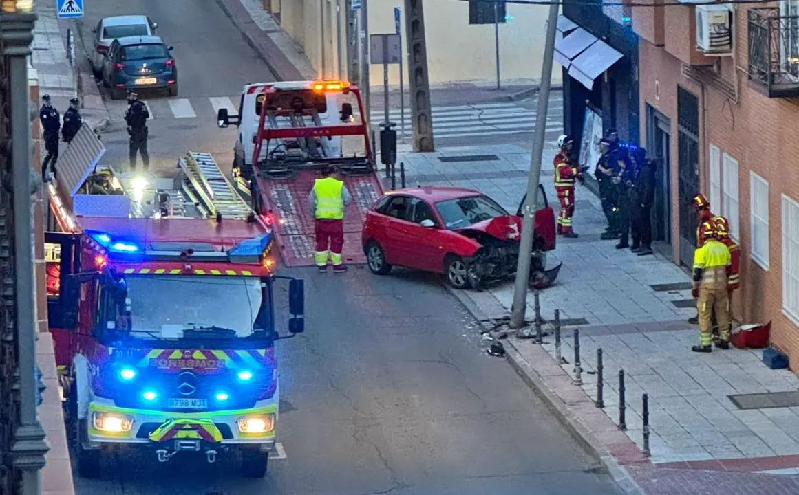 Veh&iacute;culo accidentado en la calle la paz de Fuenlabrada | FN