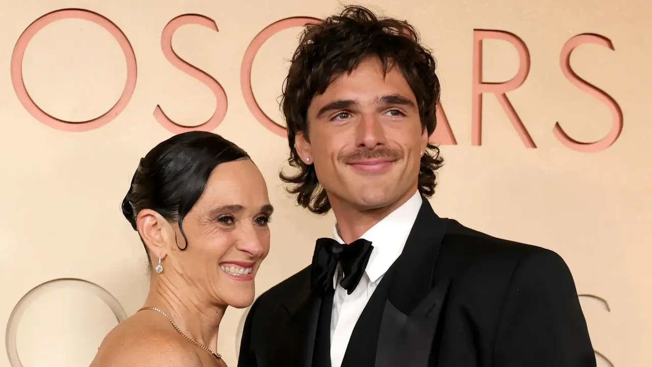 Jacob Elordi con su madre en los Oscars 2026 | GETTY