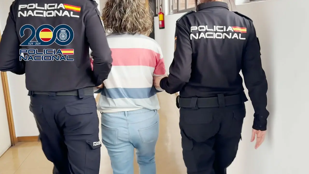 La mujer detenida, escoltada por dos agentes | CNP