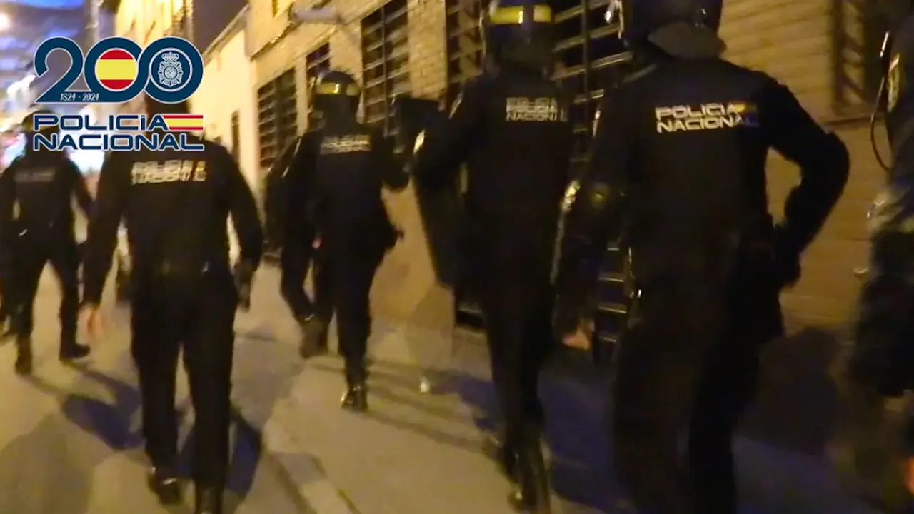 Agentes de polic&iacute;a procediendo al registro de inmuebles | CNP