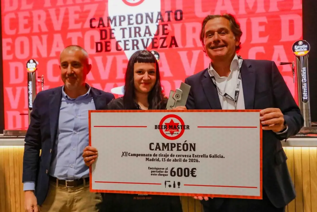 Paula Cobos, de La Taberna Catering recibiendo el premio como mejor tiradora de la ca&ntilde;a de cerveza 2026