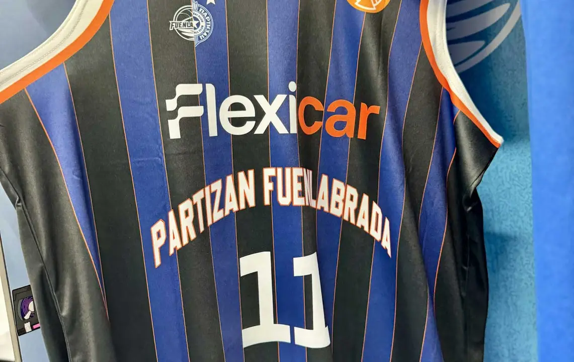 Camiseta especial utilizada por el Fuenla para el partido, conmemorando el v&iacute;nculo con el Partizan | IMAGEN: Baloncesto Fuenlabrada