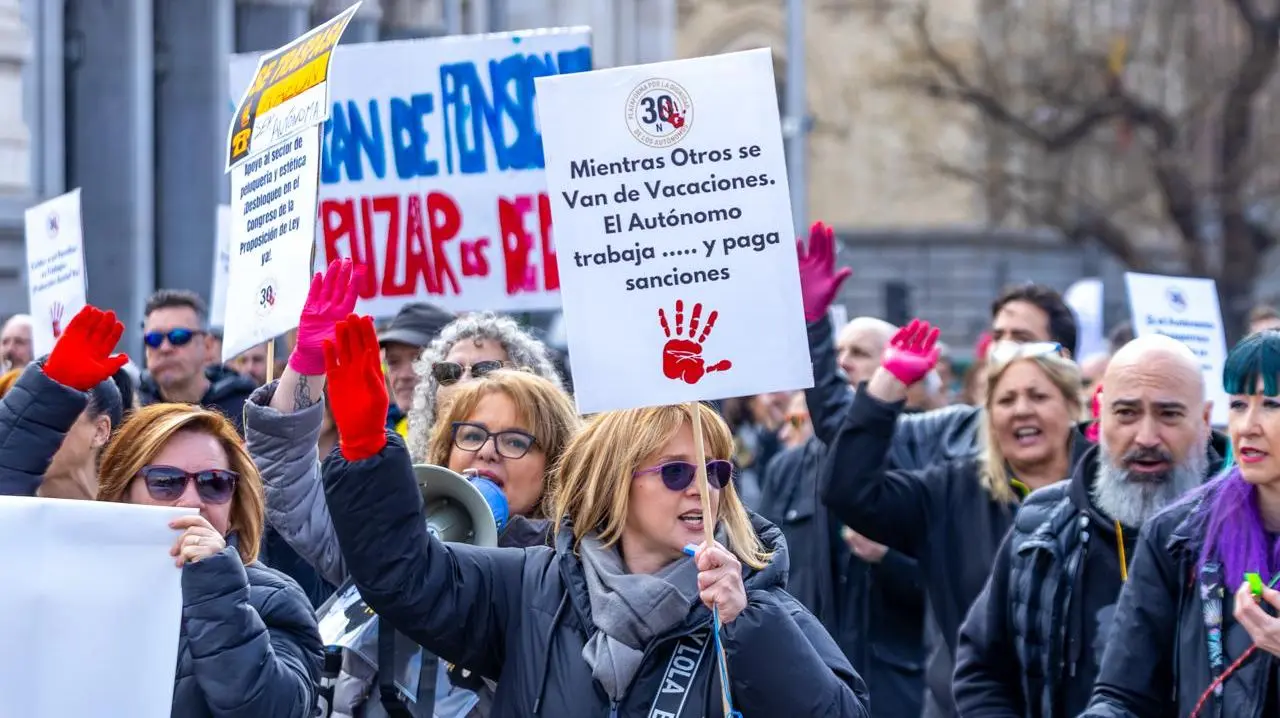 Aut&oacute;nomos protestando por la subida de cuotas