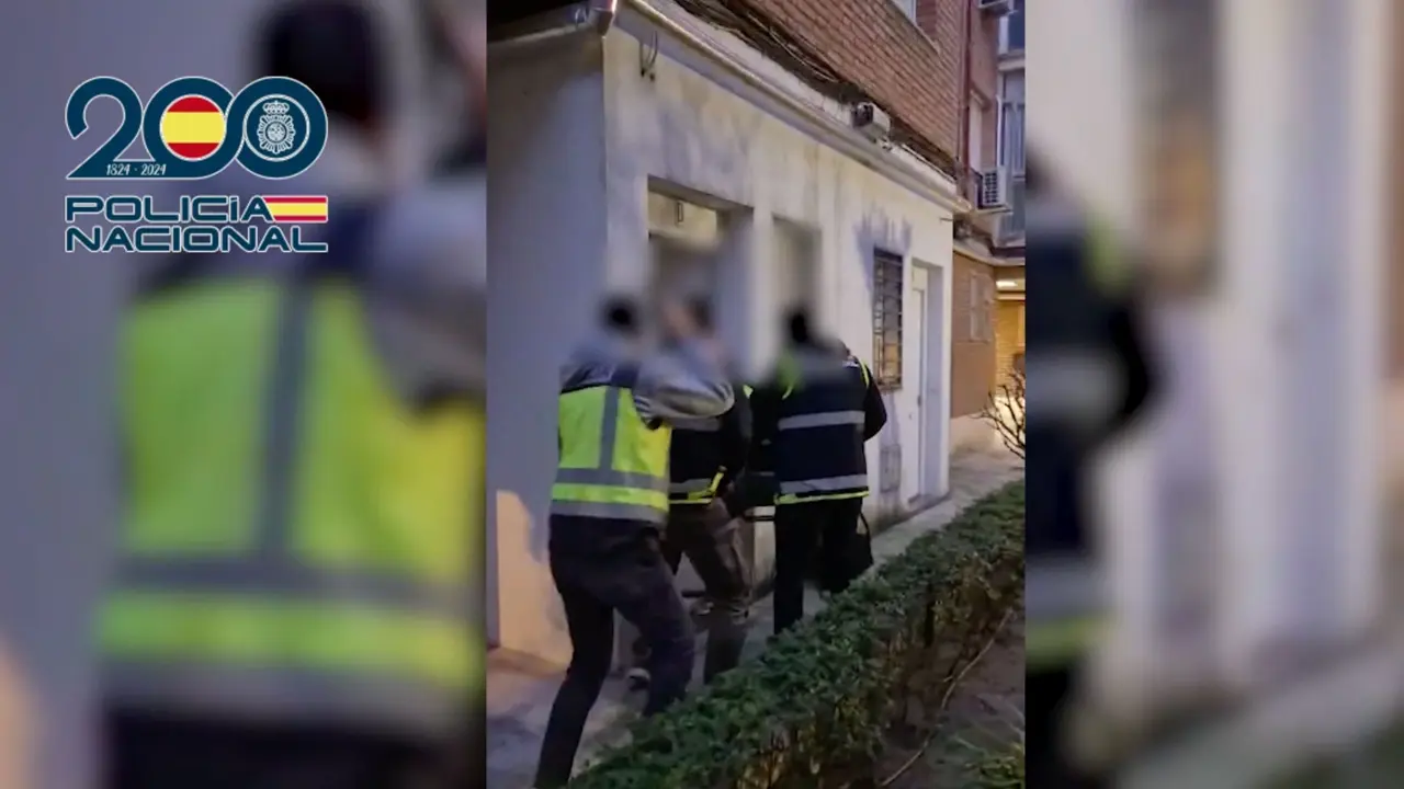Agentes de la Polic&iacute;a registrando el domicilio | CNP