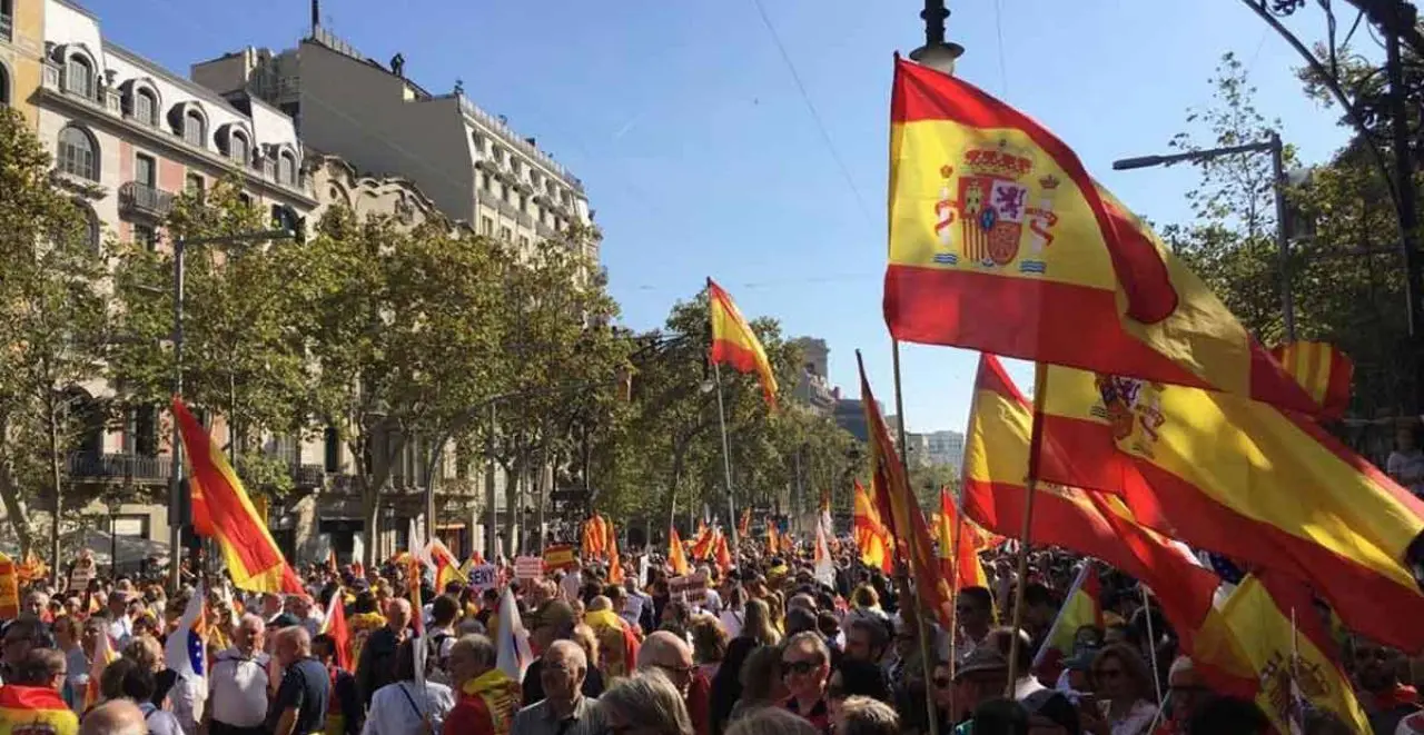 Manifestación constitucionalista ondeando la bandera española &bull; FOTO de El Periódico de Catalunya