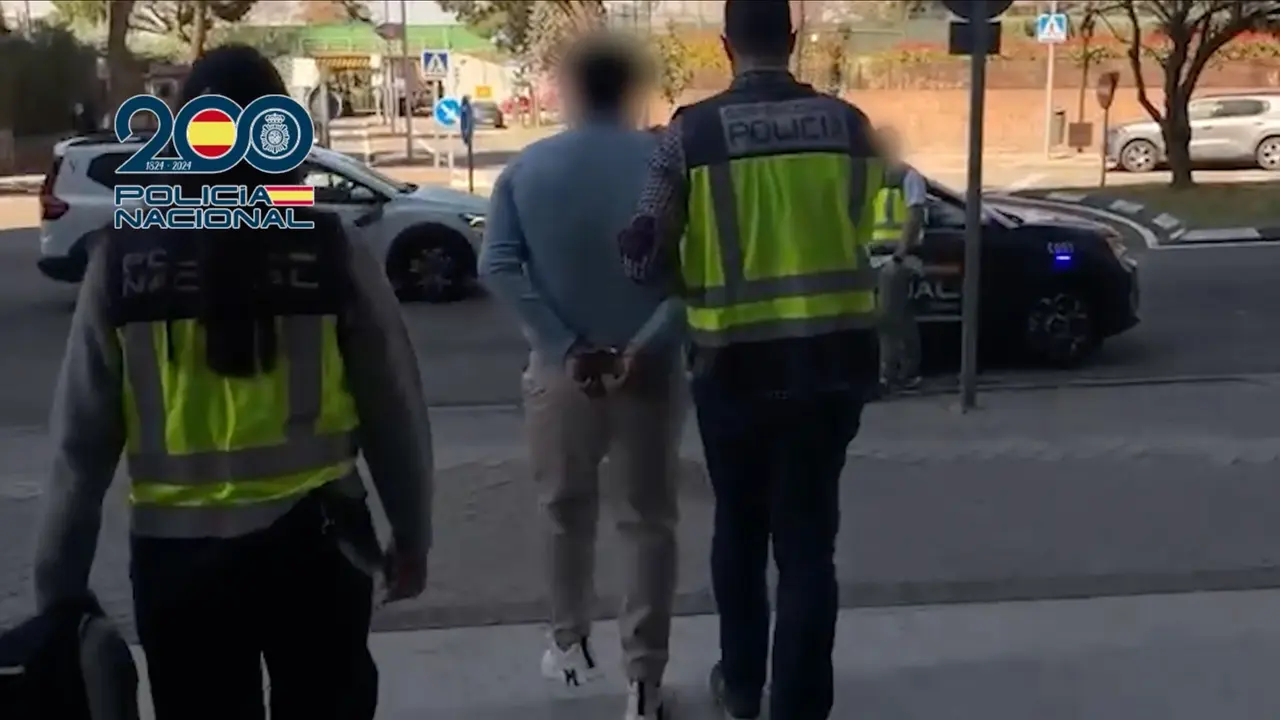 Agentes de la Polic&iacute;a escoltando a uno de los detenidos | CNP