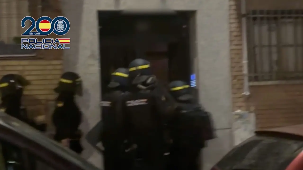 Los agentes de Polic&iacute;a entrando a la vivienda | CNP