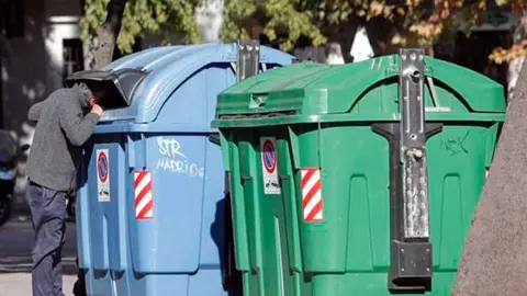 Cubos de basura en una calle | Archivo