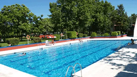 Imagen de las piscinas municipales del Polideportivo Ferm&iacute;n Cacho
