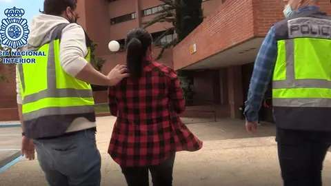 Una detenida escoltada por la polic&iacute;a | Archivo