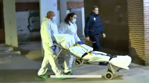Momento del levantamiento del cad&aacute;ver de la mujer asesinada en M&oacute;stoles / Telemadrid