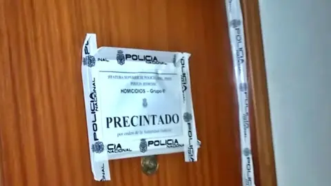 Puerta de la vivienda donde se ha producido el asesinato en M&oacute;stoles