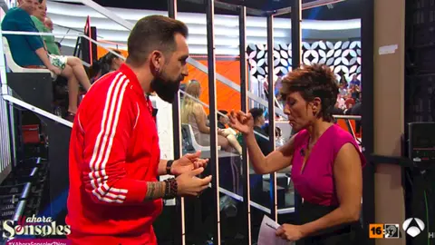 Sonsoles &Oacute;nega y Miguel Lago discutiendo antes de comenzar el programa por el atuendo del c&oacute;mico