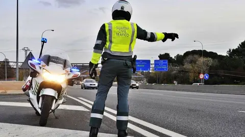 Agente de la Guardia Civil deteniendo a un veh&iacute;culo / Imagen: Autopista