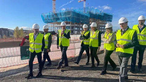 Visita de la consejera Mart&iacute;n al inicio de obras de viviendas en Alcorc&oacute;n