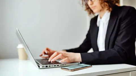 B&uacute;squeda de abogados por internet