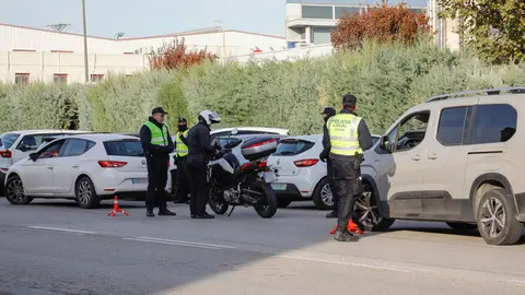 Imagen de un control de la Polic&iacute;a Local de Getafe en un pol&iacute;gono industrial