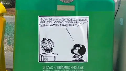 Imagen de uno de los 30 contenedores instalados en el Distrito Centro con la imagen de  Mafalda