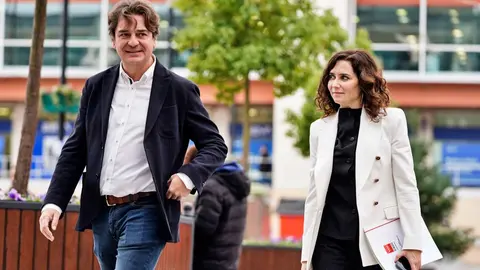 Javier Ayala, alcalde de Fuenlabrada, recibe a Isabel D&iacute;az Ayuso a las puertas del Ayuntamiento | CAM