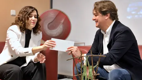 Ayala entrega una carta a D&iacute;az Ayuso con las hist&oacute;ricas reivindicaciones que necesita Fuenlabrada (archivo 12-2022)
