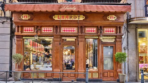 Fachada del restaurante Lhardy en la Carrera de San Jer&oacute;nimo de Madrid