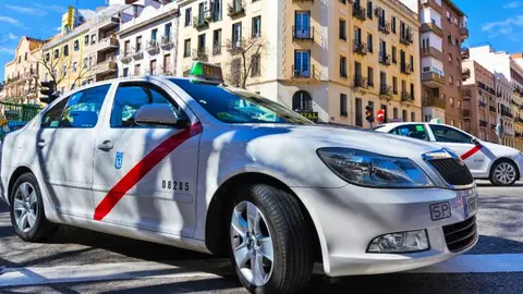 D&iacute;az Ayuso anuncia un nuevo reglamento para el sector del taxi en Madrid