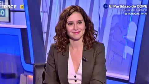 Isabel D&iacute;az Ayuso durante la entrevista en El Cascabel de Trece Tv