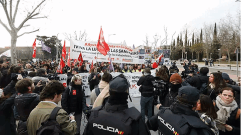 Manifestaci&oacute;n en las inmediaciones de la Facultad de Ciencias de la Informaci&oacute;n en Madrid