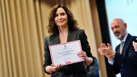 Isabel D&iacute;az Ayuso recibe el reconocimiento como &Aacute;lumna Ilustre&acute; de la Universidad Complutense
