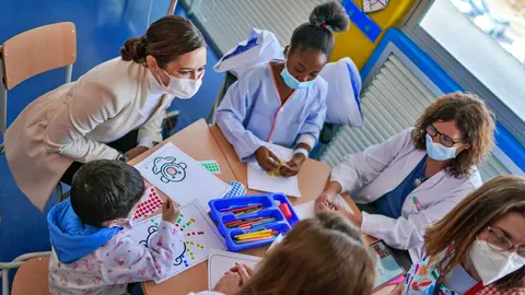 Ayuso en el aula escolar del hospital de Fuenlabrada