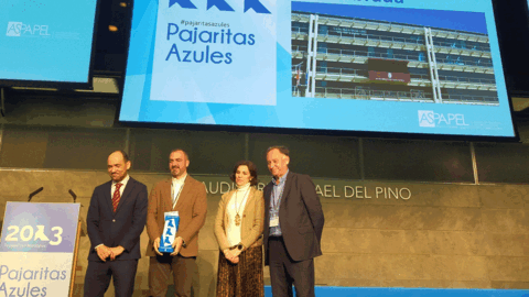 Momento de la entrega del galard&oacute;n al concejal Felipe Pinel
