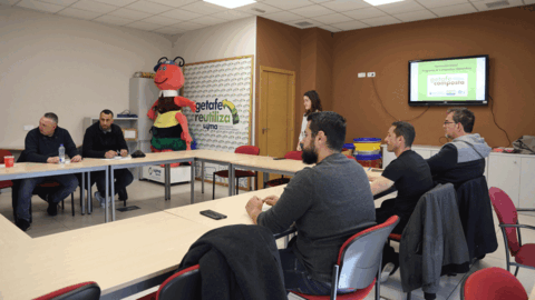 Imagen de una clase de formaci&oacute;n de compostaje de Getafe