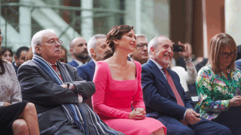 Isabel D&iacute;az Ayuso en la celebraci&oacute;n del 40 aniversario de los estatutos de la Comunidad de Madrid, flanqueada por el primer presidente auton&oacute;mico Joaqu&iacute;n Leguina y el exalcalde de Madrid Juan Barranco