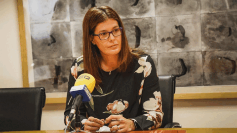 La alcaldesa de M&oacute;stoles, Noelia Posse. en una comparecencia ante los medios de comunicaci&oacute;n