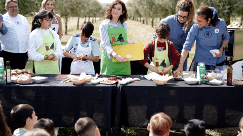 Isabel D&iacute;az Ayuso con los escolares en Aranjuez