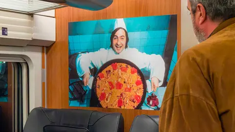 Renfe presenta una colecci&oacute;n de fotograf&iacute;as in&eacute;ditas de Nino Bravo en sus AVE