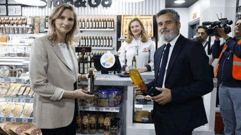 La consejera Mart&iacute;n en una de las estaciones de servico de Repsol donde se realiza la campa&ntilde;a