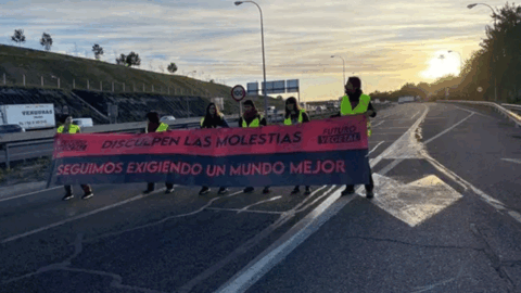 Imagen de los activistas de 'Futuro Vegetal' en el acceso a Mercamadrid. Foto: Futuro Vegetal