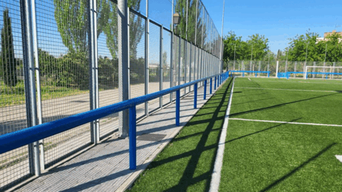 Imagen de la instalaci&oacute;n del vallado en los campos de f&uacute;tbol municipales de Fuenlabrada