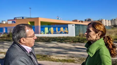 M&oacute;nica Garc&iacute;a y Juan Jos&eacute; Jurado frente al colegio Ivonne Blake de Fuenlabrada