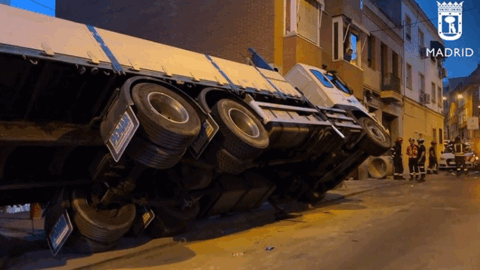 Imagen del cami&oacute;n volcado en el distrito de Tetu&aacute;n-Madrid